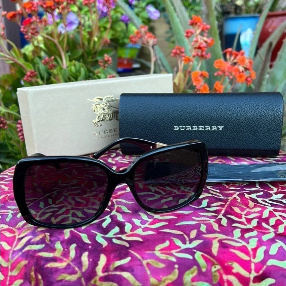 🕶️ New Burberry Iconic Tartan Plaid Sunglasses 🕶️ - Picture 3 of 16